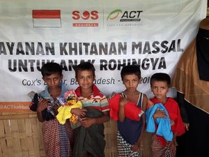 Tangis dan Senyum Anak-anak Rohingya Saat Khitanan Massal