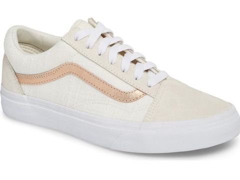 5 Sneakers Nyaman untuk Kamu yang Banyak Berdiri Saat Kerja 