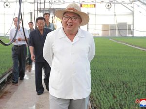 Begini Gaya Kim Jong Un Berkemeja Putih dan Bertopi Fedora