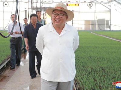Begini Gaya Kim Jong Un Berkemeja Putih dan Bertopi Fedora