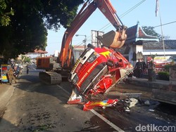 Hindari Penyeberang Jalan, Mobil PMK di Blitar Terbalik