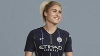 Jersey tandang City ini juga akan dikenakan tim putri The Citizen. Begini gaya Steph Houghton mengenakan jersey tandang tersebut. (Foto: Instagram @mancity)