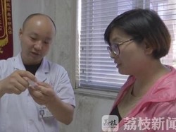 Duh, Ada Cacing Pita Hidup di Mata Wanita Penggemar Daging Ular Ini