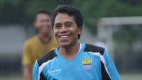Budiman besar dan lahir di Bandung dan main untuk Persib pada 1990-1993. Budiman namanya menjadi besar di Persija dengan menjadi kapten Macan Kemayoran saat juara Liga Indonesia 2001. Budiman kemudian ke Persiba hingga gantung sepatu. (Foto: Twitter @Persib)