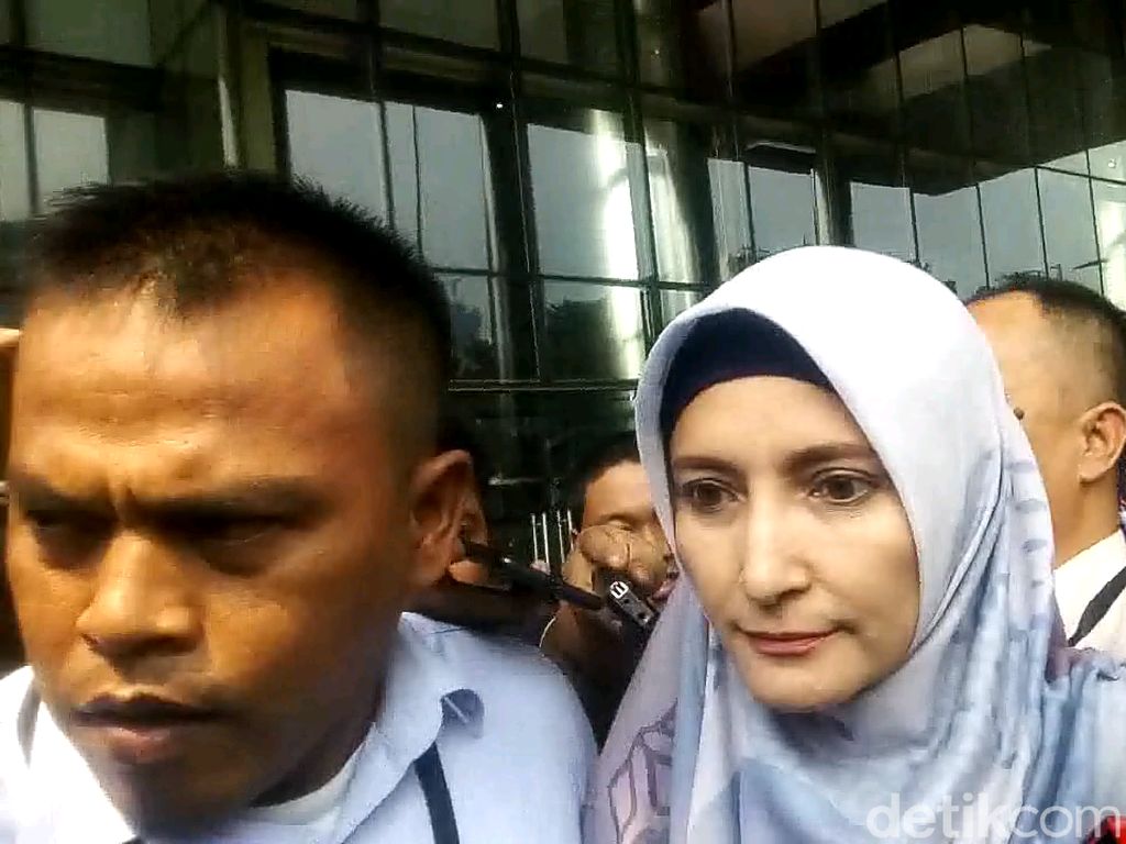 Inneke Koesherawati Bungkam Usai Diperiksa KPK Inneke Koesherawati Bungkam Usai Diperiksa KPK