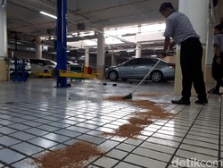 Tahu tidak, Serabut Kayu Itu Bisa Bersihkan Oli di Lantai Lho