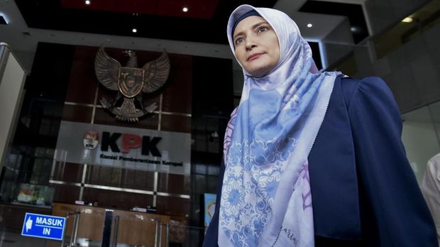 Artis Inneke Koesherawati, yang merupakan isteri Fahmi, di gedung KPK, beberapa waktu lalu.