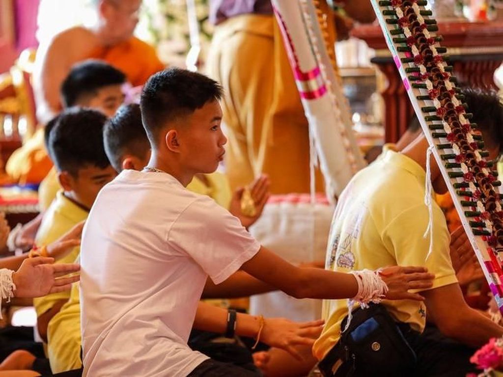 Para Remaja Thailand Menjadi Biksu Usai Diselamatkan dari Gua Para Remaja Thailand Menjadi Biksu Usai Diselamatkan dari Gua