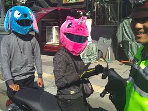 Helm Berkepala Kartun Ternyata Aman Lho!