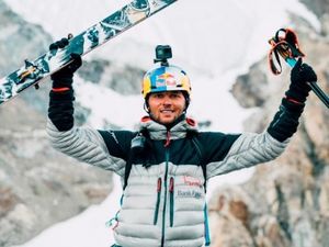 Nekat! Turun dari Gunung Tertinggi Kedua Dunia dengan Papan Ski