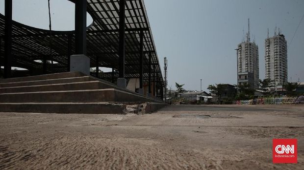 Kondisi Aula di Taman Kalijodo yang sudah terlihat hancur bagian sisi anak tangganya.