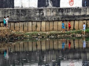 Sungai Kotor Lahan Bermain Kesukaan Anak-anak di Pinggiran Kota Jakarta Sungai Kotor Lahan Bermain Kesukaan Anak-anak di Pinggiran Kota Jakarta