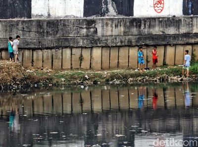 Sungai Kotor Lahan Bermain Kesukaan Anak-anak di Pinggiran Kota Jakarta