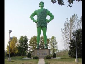 Patung Raksasa Hijau yang Dikunjungi Ribuan Turis Tiap Tahun