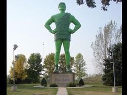 Patung Raksasa Hijau yang Dikunjungi Ribuan Turis Tiap Tahun