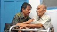 Thio Him Tjiang (kanan) membela Persija dari 1953-1961 dan pada1961 dirinya pindah ke Persib Bandung untuk main selama semusim. Di Persija ia meraih gelar juara Kompetisi PSSI tahun 1954. Bersama Persib ia memenangi Kompetisi PSSI pada 1961. (Foto: Twitter @KRMTRoySuryo)