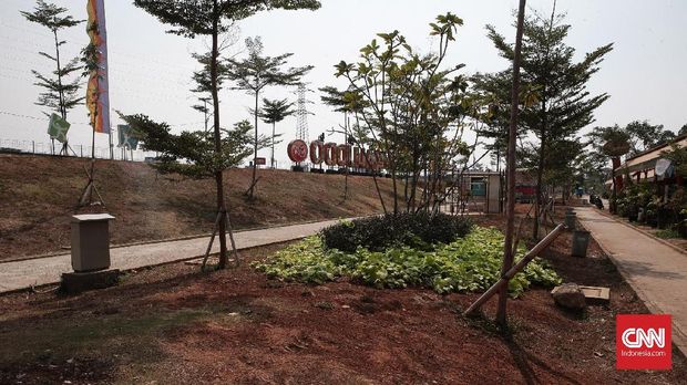 Namun yang paling kentara adalah hancurnya rumput di sepanjang Taman Kalijodo ini. Melangkah dari ujung ke ujung taman, hampir bisa dipastikan semua rumput rusak. CNN Indonesia/Andry Novelino