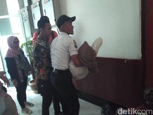 Dramatis, Ibu Terdakwa Kasus Pencurian Pingsan di Ruang Sidang