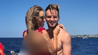Pasangan ini terlihat sedang berada di atas kapal menghabiskan waktu bersama. (Instagram/@ivanrakitic)