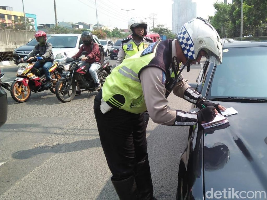 Tunggak Pajak Kendaraan, Anggota DPR Terjaring Razia di Jaktim Tunggak Pajak Kendaraan, Anggota DPR Terjaring Razia di Jaktim