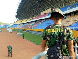 Meskipun seluruh kursi di stadion sudah kembali terpasang, Dinas PUPR dan Prajurit TNI akan tetap bekerja hingga besok. Hal ini dikarenakan kursi cadangan warnanya tidak sama dengan kursi yang dirusak oleh suporter.
