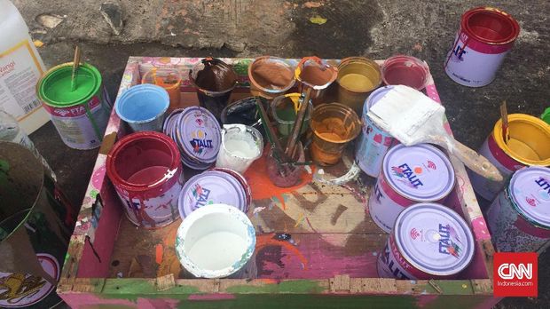 Campur-aduk cat untuk mengakali keterbatasan warna.