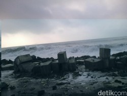 Gelombang Tinggi di Laut Selatan Jateng Capai 7 Meter
