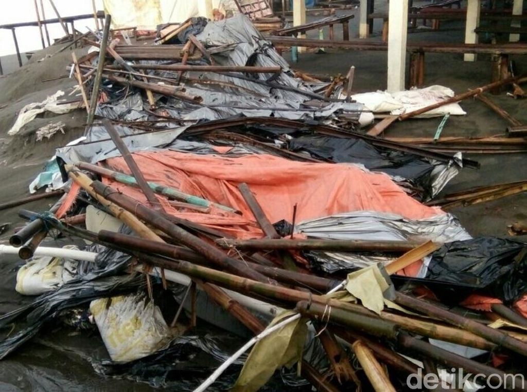 Gelombang Tinggi Rusak Warung di Purworejo dan Kebumen Gelombang Tinggi Rusak Warung di Purworejo dan Kebumen