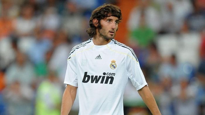 Esteban Granero MADRID, SPAIN - AUGUST 24: Esteban Granero of Real Madrid looks on during his presentation prior to the Santiago Bernabeu Trophy match between Real Madrid and Rosenborg at the Santiago Bernabeu stadium on August 24, 2009 in Madrid, Spain. (Photo by Jasper Juinen/Getty Images)