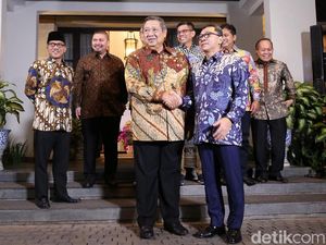Senyum SBY Sambut Zulkifli dan Elite PAN di Depan Rumah