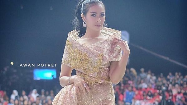 Deretan Gaya Heboh Iis Dahlia Saat Jadi Juri Kontes Dangdut
