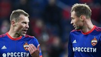 Duet bek CKSA Moskow Aleksei Berezutski (kanan) dan Vasili Berezutski adalah si kembar di sepakbola Rusia. (Foto: Kirill KUDRYAVTSEV/AFP)