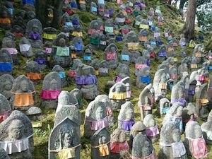 Ratusan Patung Pelindung Anak-anak yang Telah Meninggal