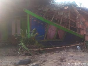 Gelombang Tinggi Rusak Rumah Warga di Pamengpeuk Garut