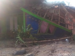 Gelombang Tinggi Rusak Rumah Warga di Pamengpeuk Garut