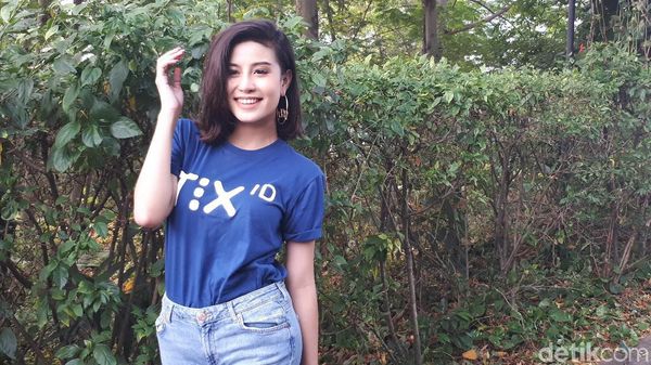 Seperti Awkarin, 10 Artis Ini Juga Bergelut dengan Mental Illness