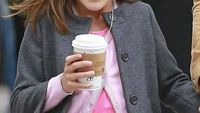 Pose Makan si Cantik Suri Cruise, Putri Tom Cruise yang Kini Beranjak Remaja