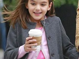 Pose Makan si Cantik Suri Cruise, Putri Tom Cruise yang Kini Beranjak Remaja