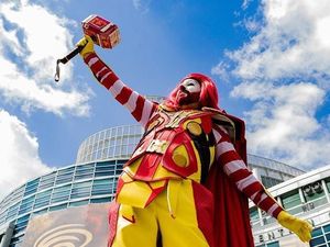 Lucu Banget! Ada Cosplay Superhero Rasa Fast Food