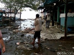 Video: Gelombang Tinggi, Air Laut Luber ke Daratan di Kebumen