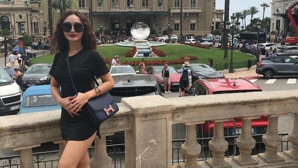 Tampil Seksi Saat Liburan, Zaskia Gotik Pakai Tas Seharga Mobil