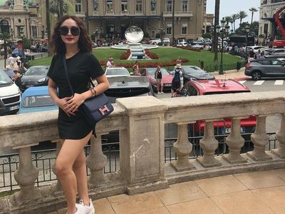 Tampil Seksi Saat Liburan, Zaskia Gotik Pakai Tas Seharga Mobil
