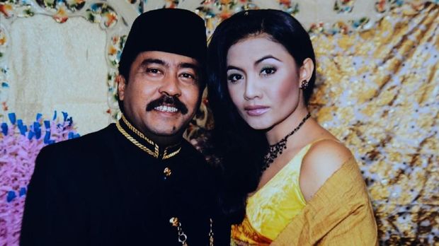 Doel (Rano Karno) dan Sarah (Cornelia Agatha) saat di serial 'Si Doel Anak Sekolahan'.