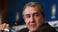Nama Brasil pertama dalam panelis penentu 10 kandidat pesepakbola putra terbaik tahun ini adalah Carlos Alberto Parreira, pelatih yang mengantar Selecao jadi juara Piala Dunia 1994, Copa America 2004, dan Piala Konfederasi 2005. (Foto: Buda Mendes/Getty Images)