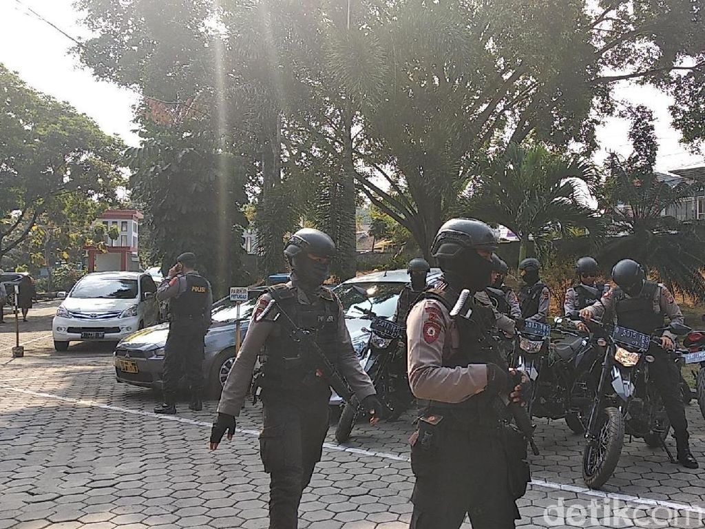 Polisi Bersenjata Kawal KPK Geledah Lapas Sukamiskin Polisi Bersenjata Kawal KPK Geledah Lapas Sukamiskin