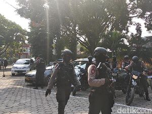 Polisi Bersenjata Kawal KPK Geledah Lapas Sukamiskin Polisi Bersenjata Kawal KPK Geledah Lapas Sukamiskin