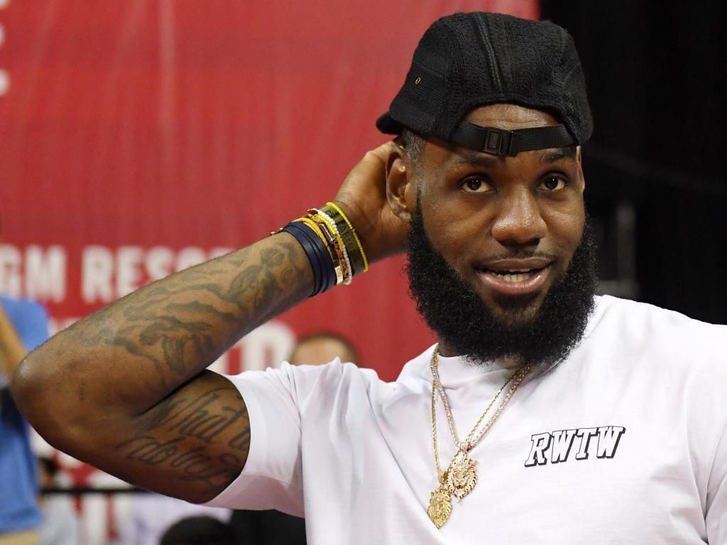 LeBron James Tolak Sixers dan Rockets untuk Gabung Lakers LeBron James Tolak Sixers dan Rockets untuk Gabung Lakers