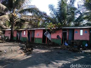 Gelombang Tinggi Rusak Bangunan di Wisata Widarapayung Cilacap Gelombang Tinggi Rusak Bangunan di Wisata Widarapayung Cilacap