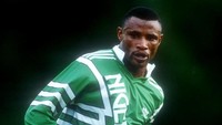 Legenda sepakbola Nigeria, Emmanuel Amunike, juga masuk panelis. Sosok yang juga pernah main untuk Barcelona ini menjadi salah satu andalan Nigeria menjuarai Piala Afrika 1994. (Foto: Clive Brunskill/ALLSPORT)