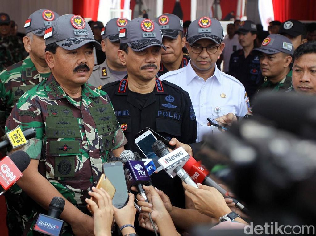 1.300 TNI Dikerahkan Bantu Perbaikan Rumah Warga di NTB 1.300 TNI Dikerahkan Bantu Perbaikan Rumah Warga di NTB